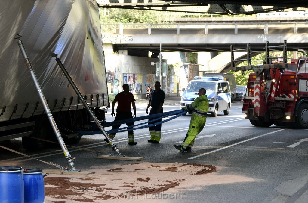 LKW blieb unter Bruecke haengen Koeln Ehrenfeld Innere Kanalstr Hornstr P176.JPG - Miklos Laubert